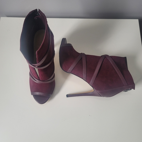 GUESS ADALIND2 Burgundy Suede Bootie - Picture 2 of 6